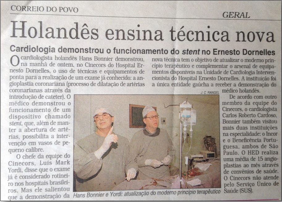 Dr. Luis Maria Yordi e Dr. Hans Bonnier implantando o primeiro stent do serviço em 1997. 